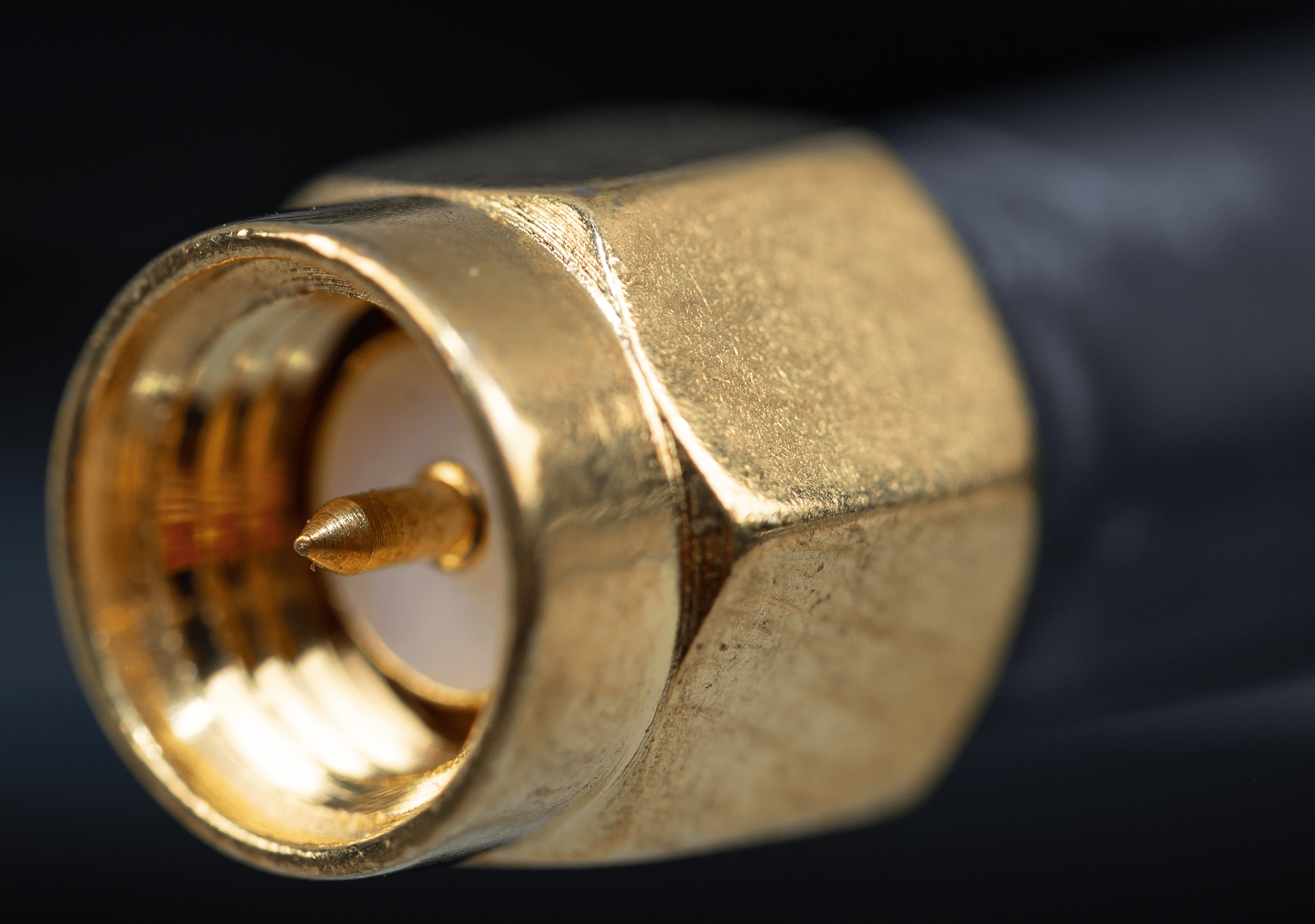 Outdoor LTE-M wall-mount antenna_ANT100200100 (close-up) (1)