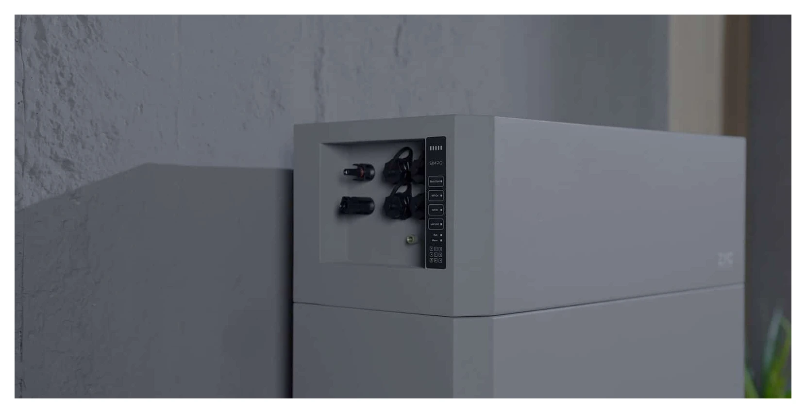 Batería ZYC SIMPO HV — unidad BMS y base Unidad de control BMS y base de la torre ZYC SIMPO HV