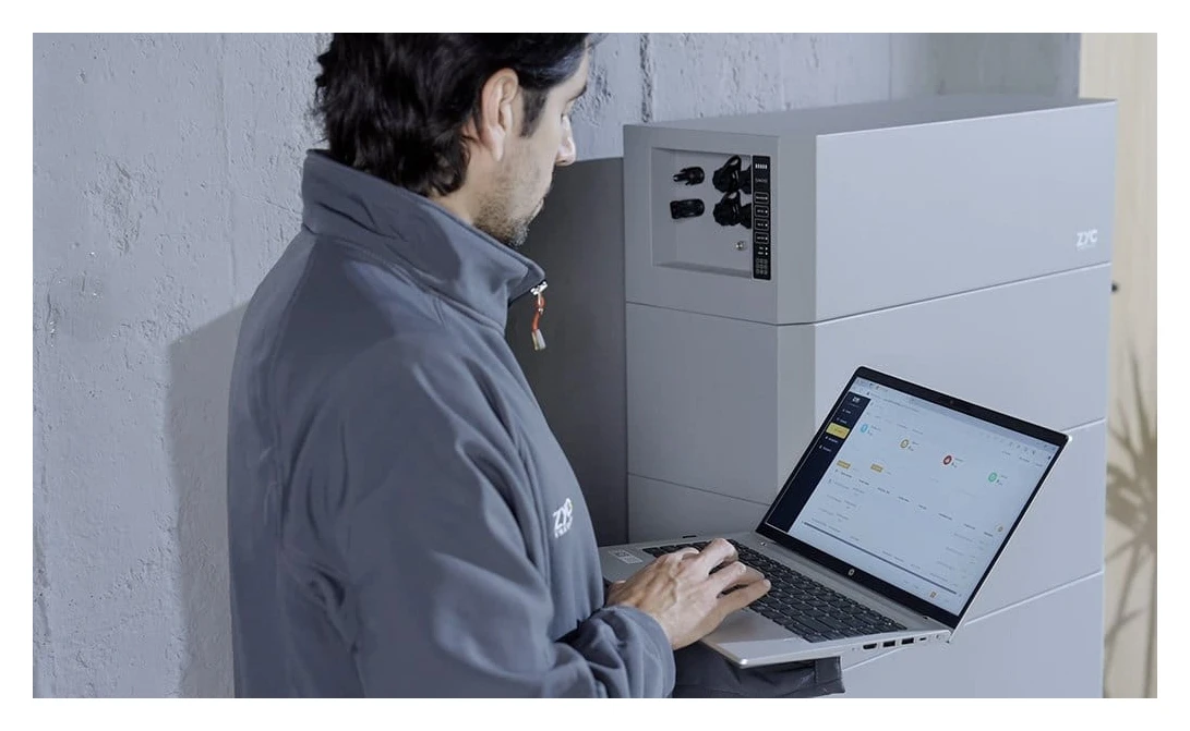 Batería ZYC SIMPO HV — puesta en marcha y monitorización Instalador configurando una batería ZYC SIMPO HV desde el portal de supervisión