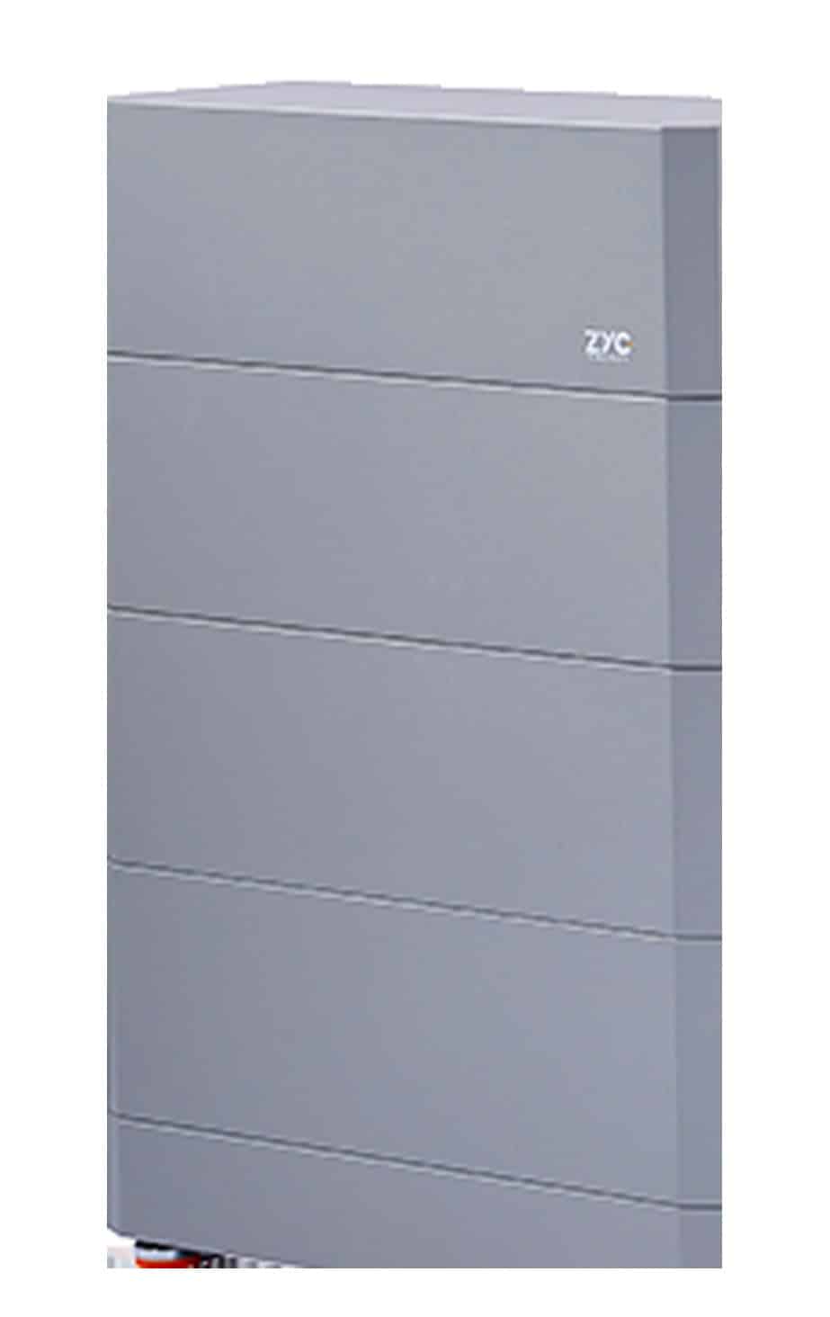 Batería ZYC SIMPO HV — módulos apilados Módulos de 3,2 kWh apilados sobre la base de la torre ZYC SIMPO HV